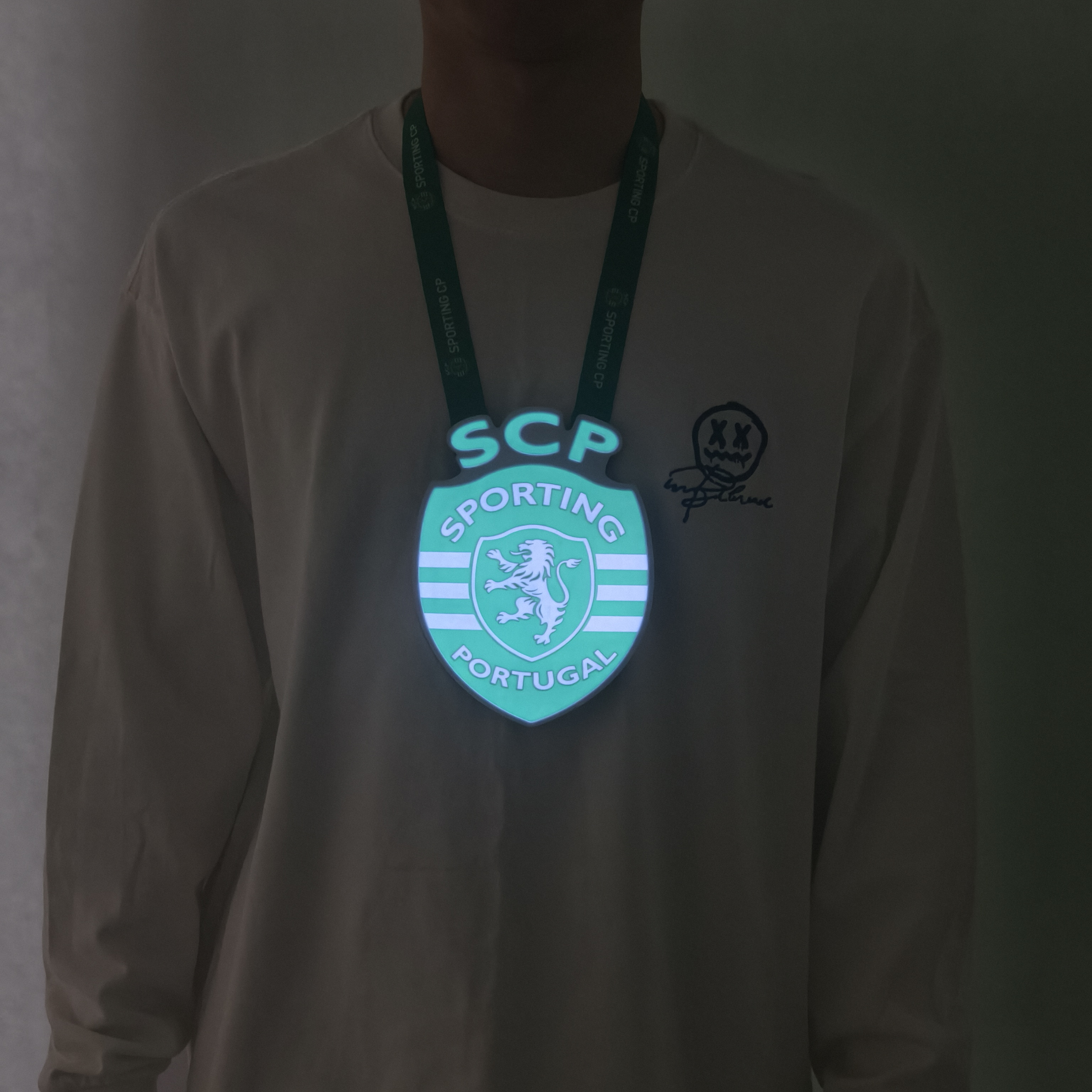 Escudo luminoso para colgar al cuello - SPORTING CP con Batería Recargable y 3 modos de Luz