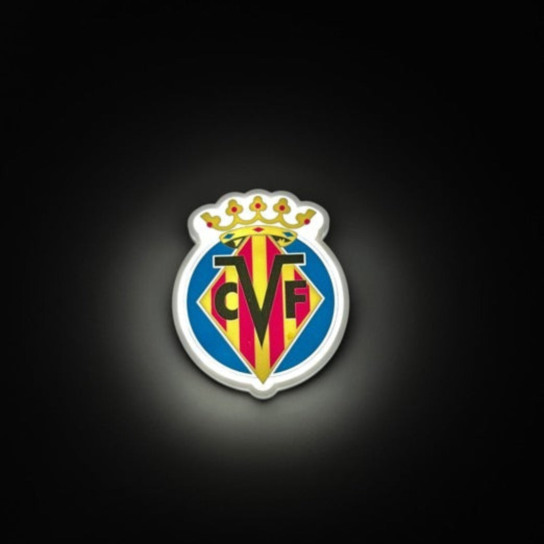Escudo Iluminado Villarreal CF | Pin Oficial con LED, Batería Recargable USB-C, 3 Modos de Luz para Camiseta, Mochila o Bufanda