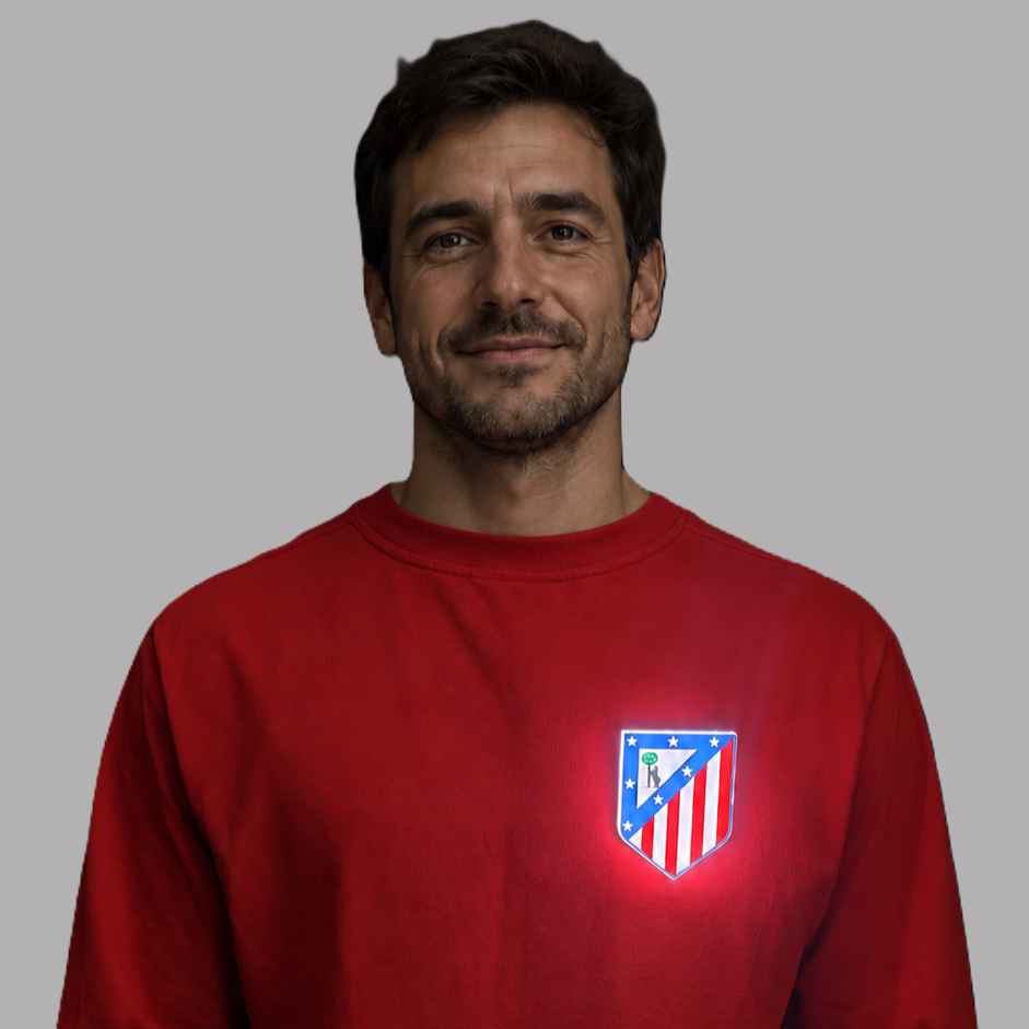 Persona llevando el escudo oficial iluminado Pin LED del Atlético de Madrid en una mochila, chaqueta o camiseta