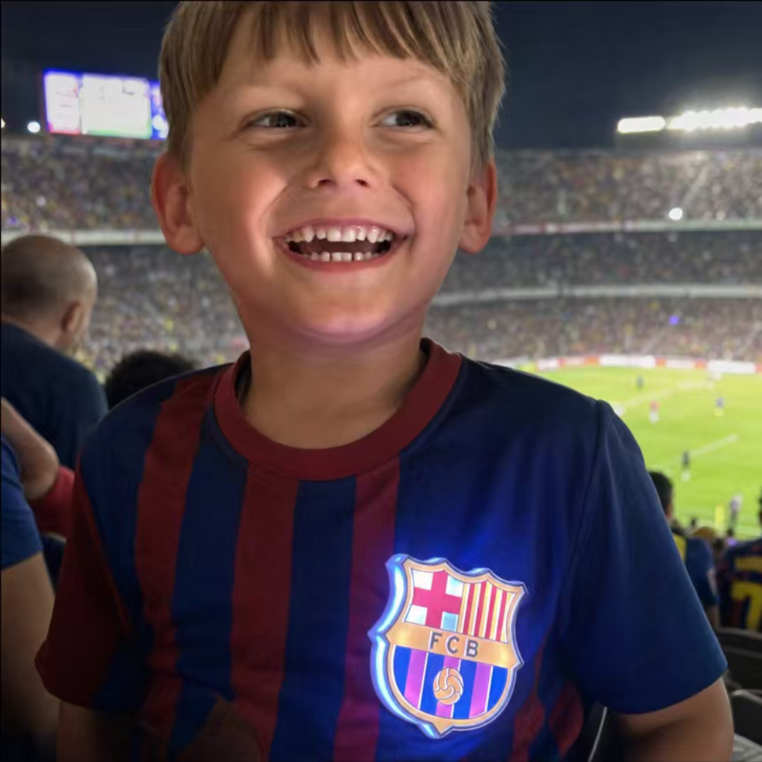 Persona llevando el escudo oficial iluminado del FC Barcelona en una camisa