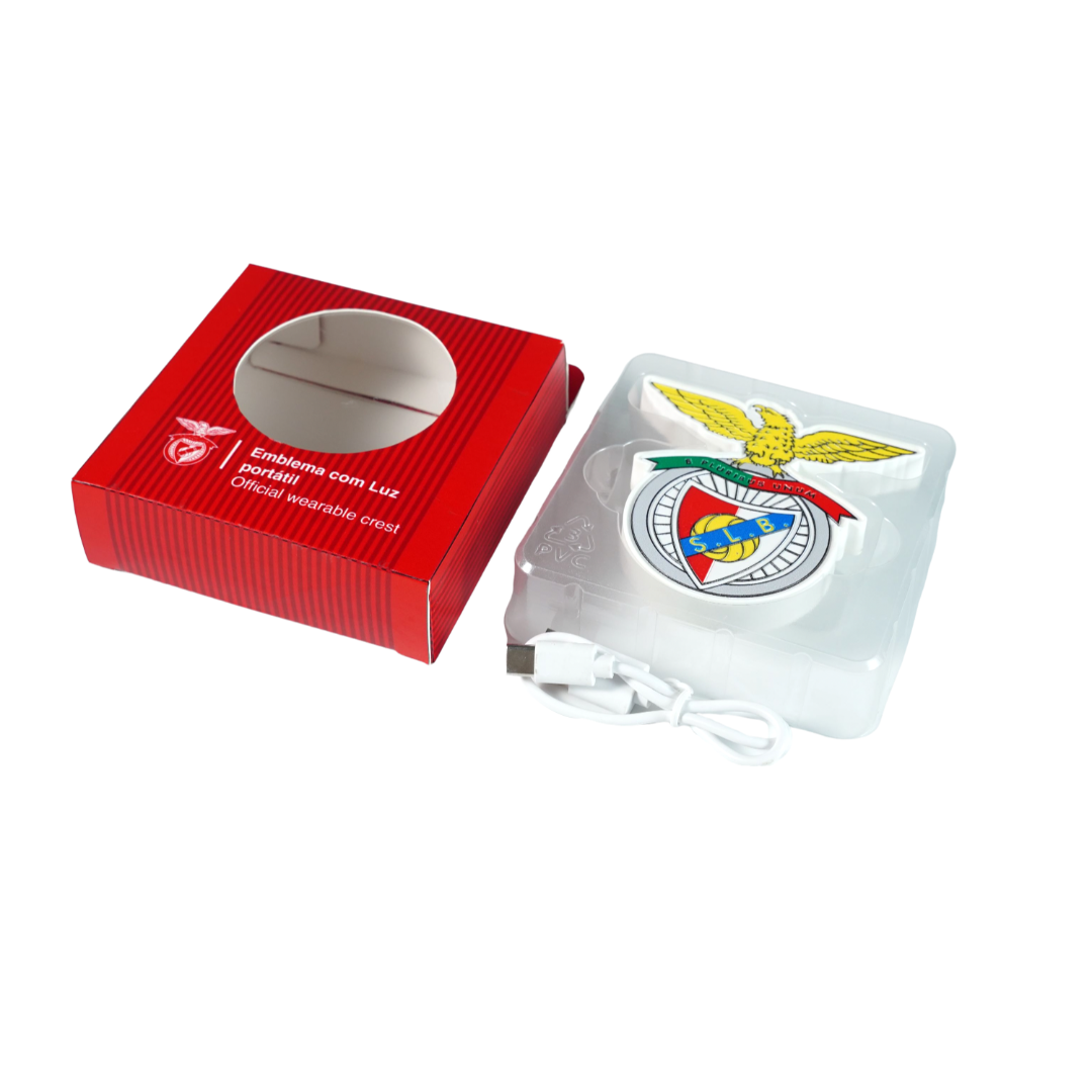 Conteúdo da caixa do emblema oficial iluminado do SL Benfica com cabo USB-C incluído