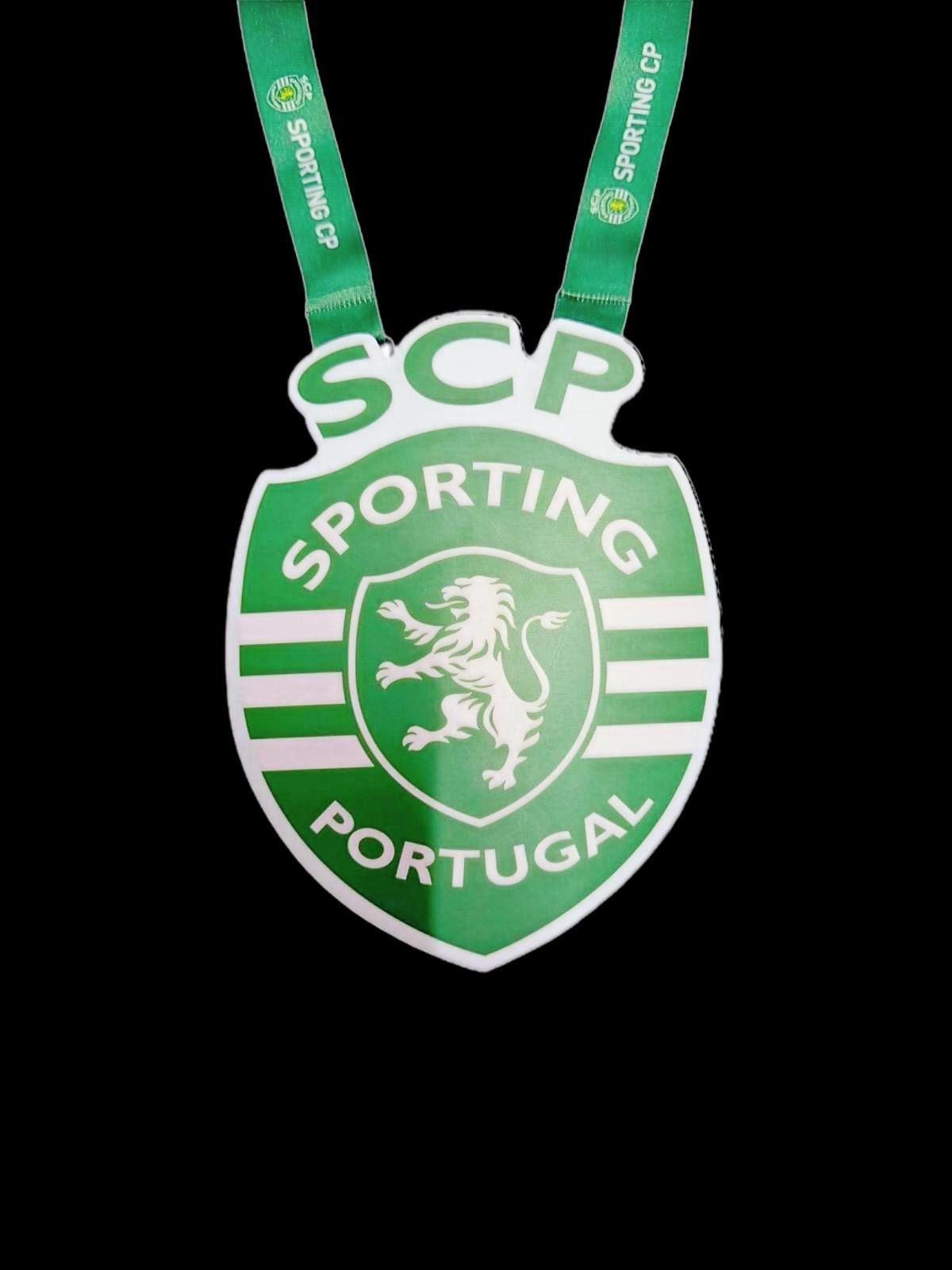 Escudo Iluminado Sporting CP | Lanyard Oficial, Batería Recargable USB-C, 3 Modos de Luz para Llevar al Cuello