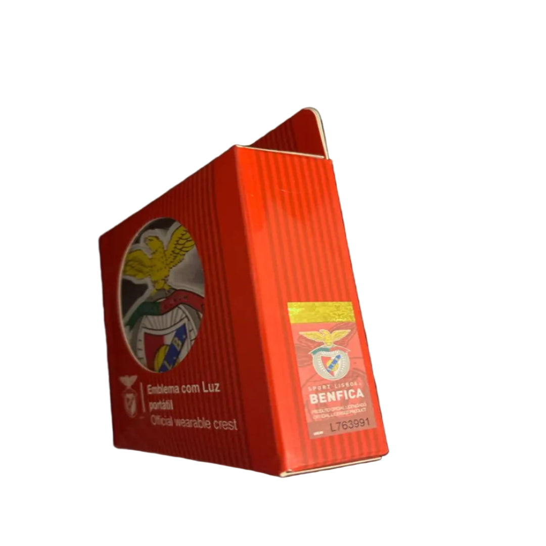 Escudo Iluminado SL Benfica | Pin Oficial con LED, Batería Recargable USB-C, 2 Modos de Luz para Camiseta, Mochila o Bufanda
