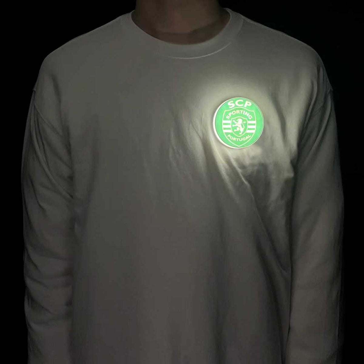 Escudo Iluminado Sporting CP | Pin Oficial con LED, Batería Recargable USB-C, 3 Modos de Luz para Camiseta, Mochila o Bufanda