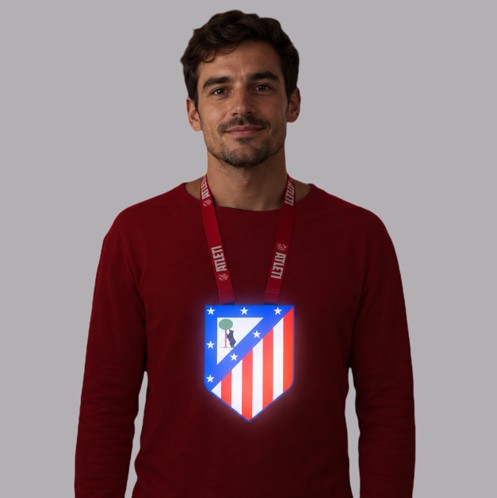 Escudo Iluminado Atlético De Madrid | Lanyard Oficial, Batería Recargable USB-C, 2 Modos de Luz para Llevar al Cuello