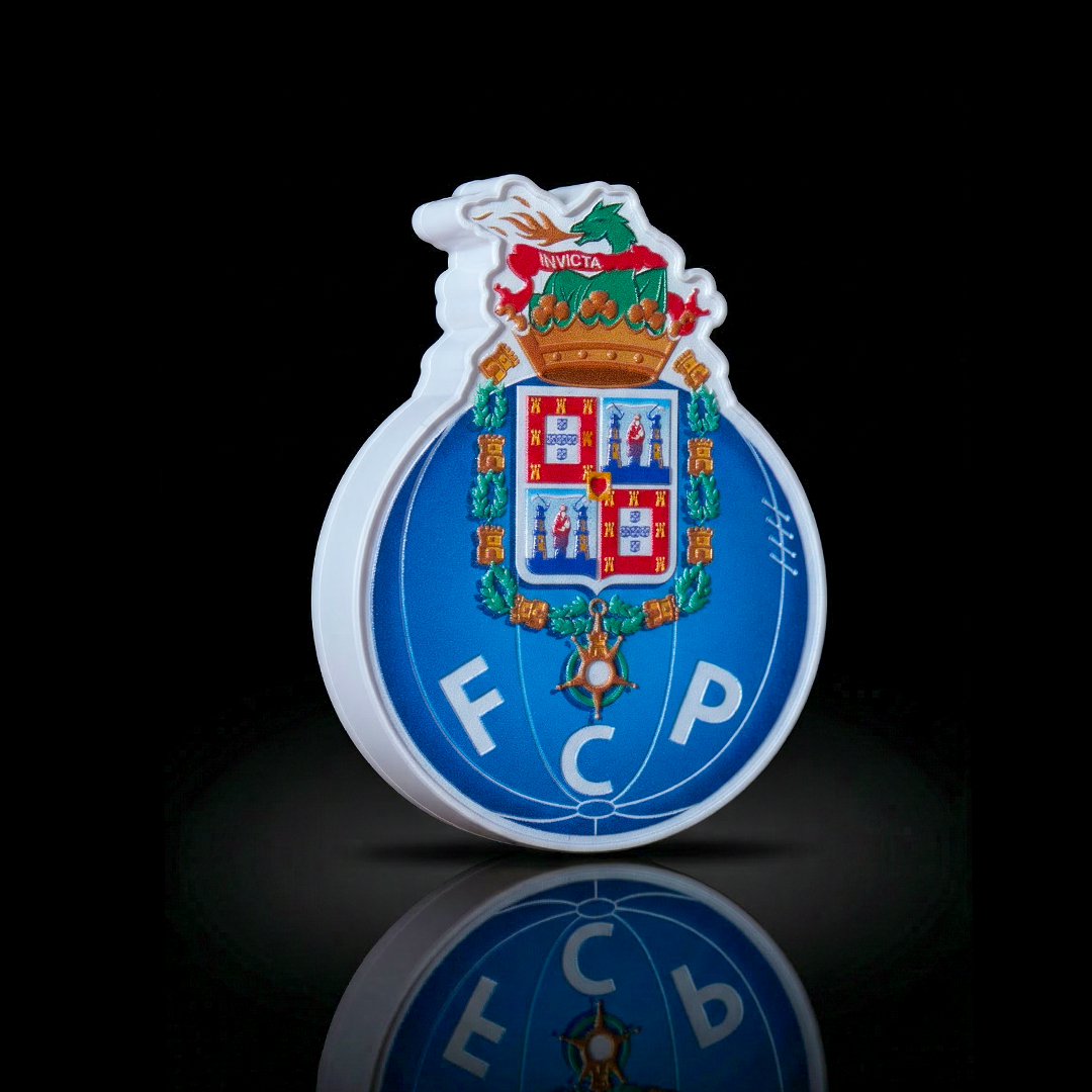 FC PORTO Wearable LED Crest – Rechargeable Battery, 3 Lighting Modes