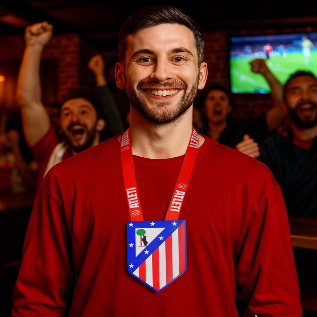 Escudo Iluminado Atlético De Madrid | Lanyard Oficial, Batería Recargable USB-C, 2 Modos de Luz para Llevar al Cuello
