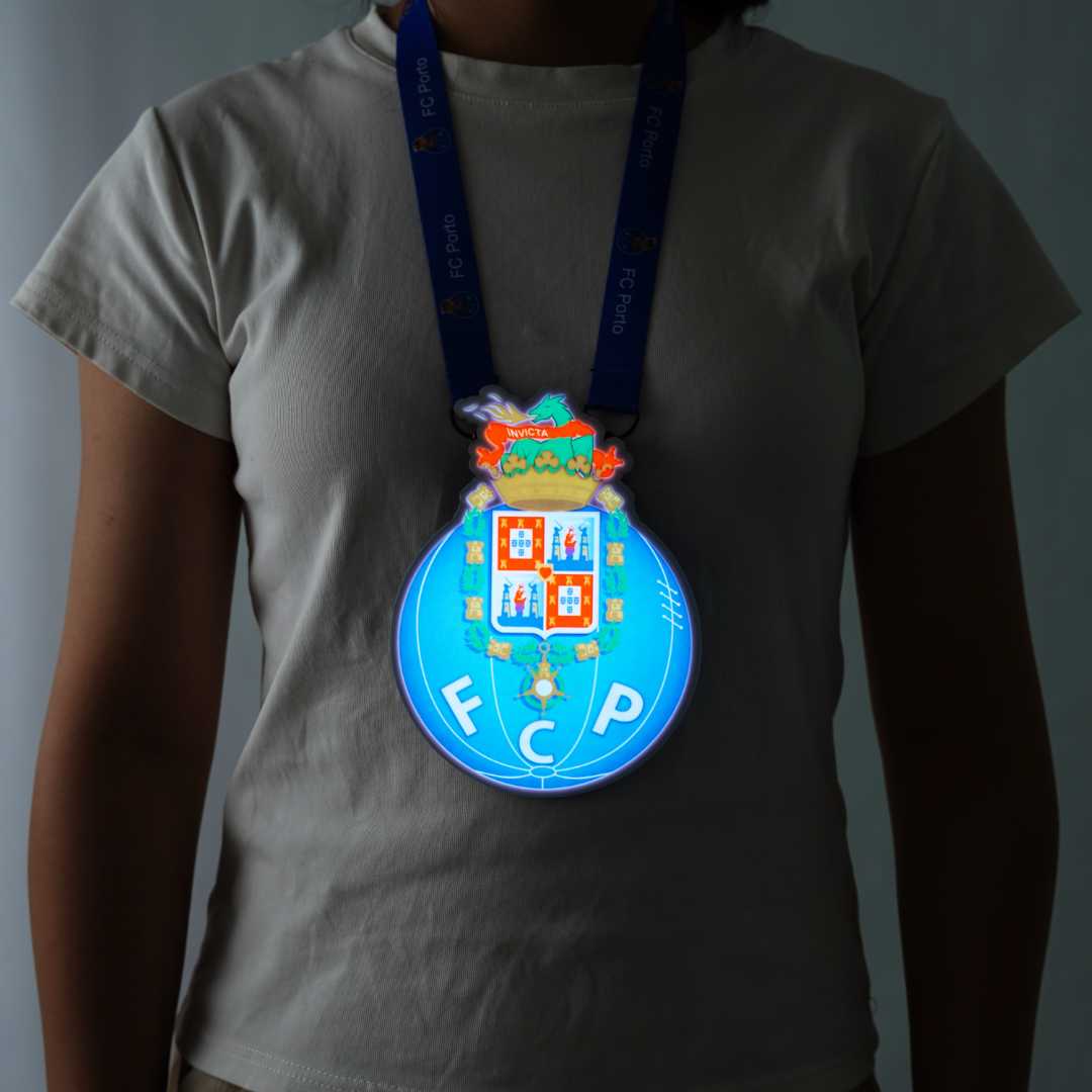 Escudo Iluminado FC Porto | Lanyard Oficial, Batería Recargable USB-C, 3 Modos de Luz para Llevar al Cuello