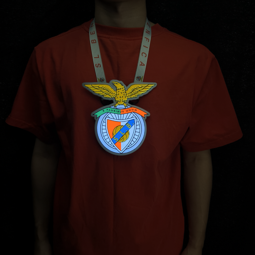 Escudo Iluminado SL Benfica | Lanyard Oficial, Batería Recargable USB-C, 3 Modos de Luz para Llevar al Cuello