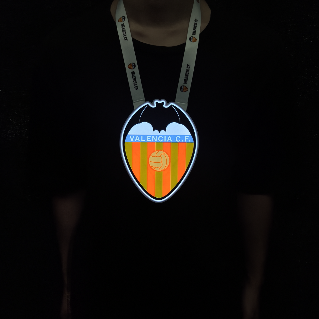 Escudo Iluminado Valencia CF | Lanyard Oficial, Batería Recargable USB-C, 3 Modos de Luz para Llevar al Cuello