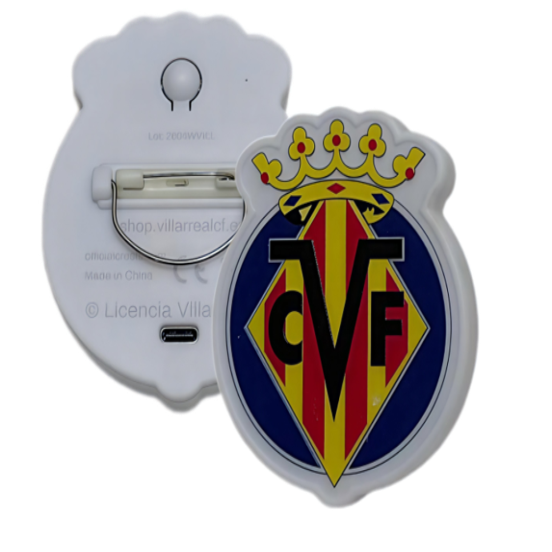 Escudo Iluminado Villarreal CF | Pin Oficial con LED, Batería Recargable USB-C, 3 Modos de Luz para Camiseta, Mochila o Bufanda