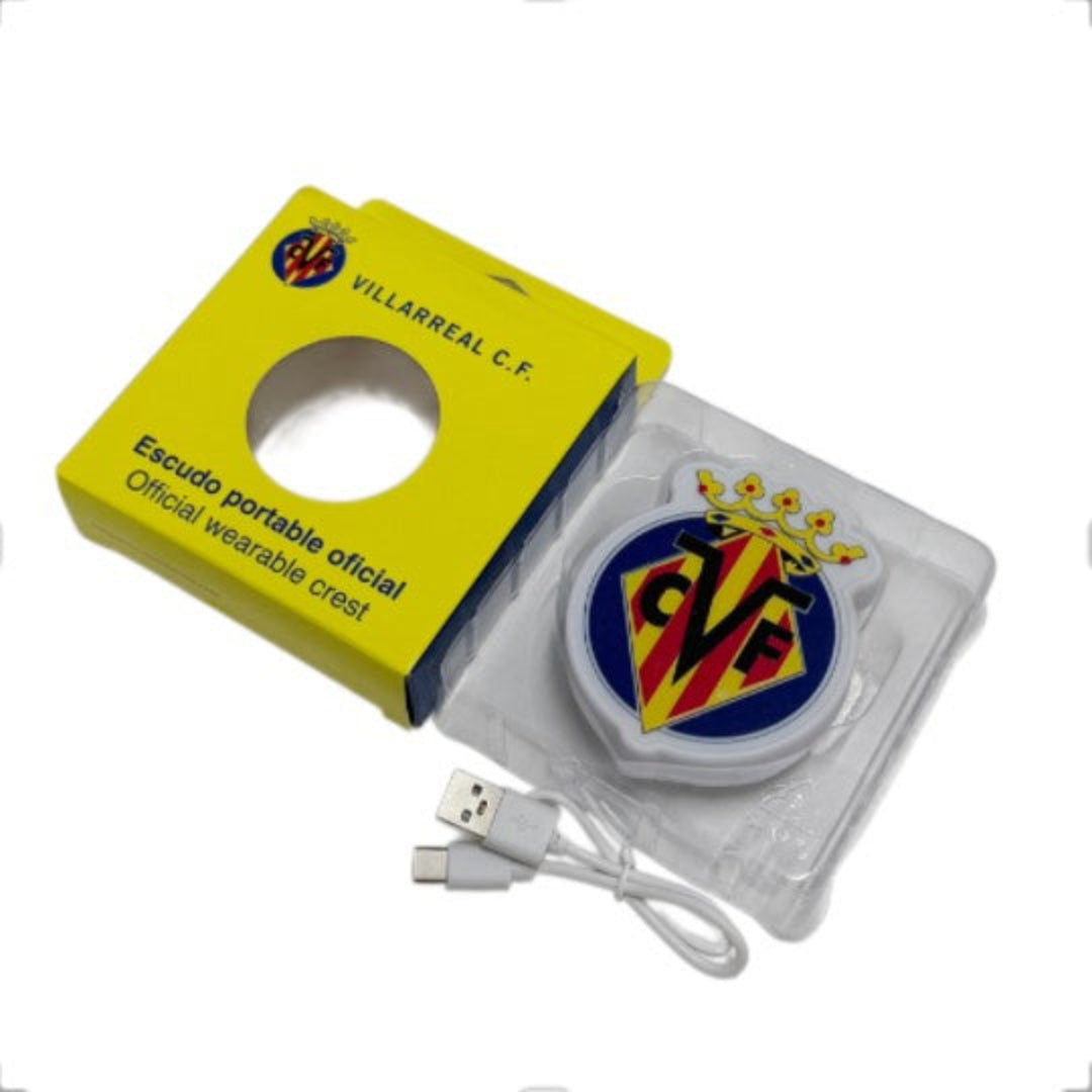 Escudo Iluminado Villarreal CF | Pin Oficial con LED, Batería Recargable USB-C, 3 Modos de Luz para Camiseta, Mochila o Bufanda