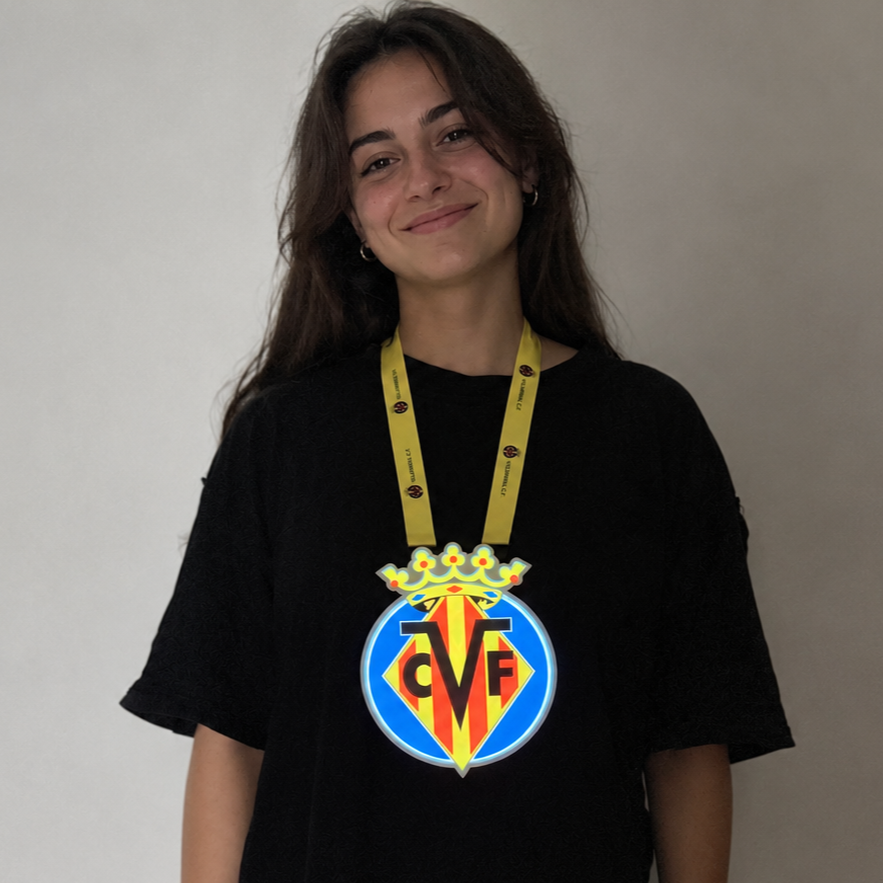 Escudo Iluminado Villarreal CF | Lanyard Oficial, Batería Recargable USB-C, 3 Modos de Luz para Llevar al Cuello