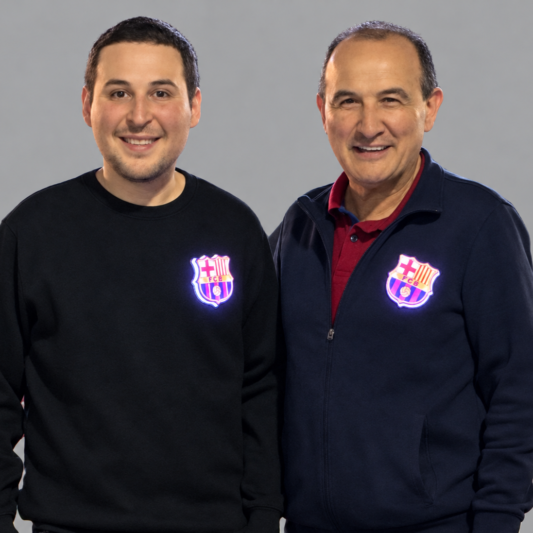 Personas llevando el escudo oficial iluminado con pin led del FC Barcelona en chaqueta o camiseta