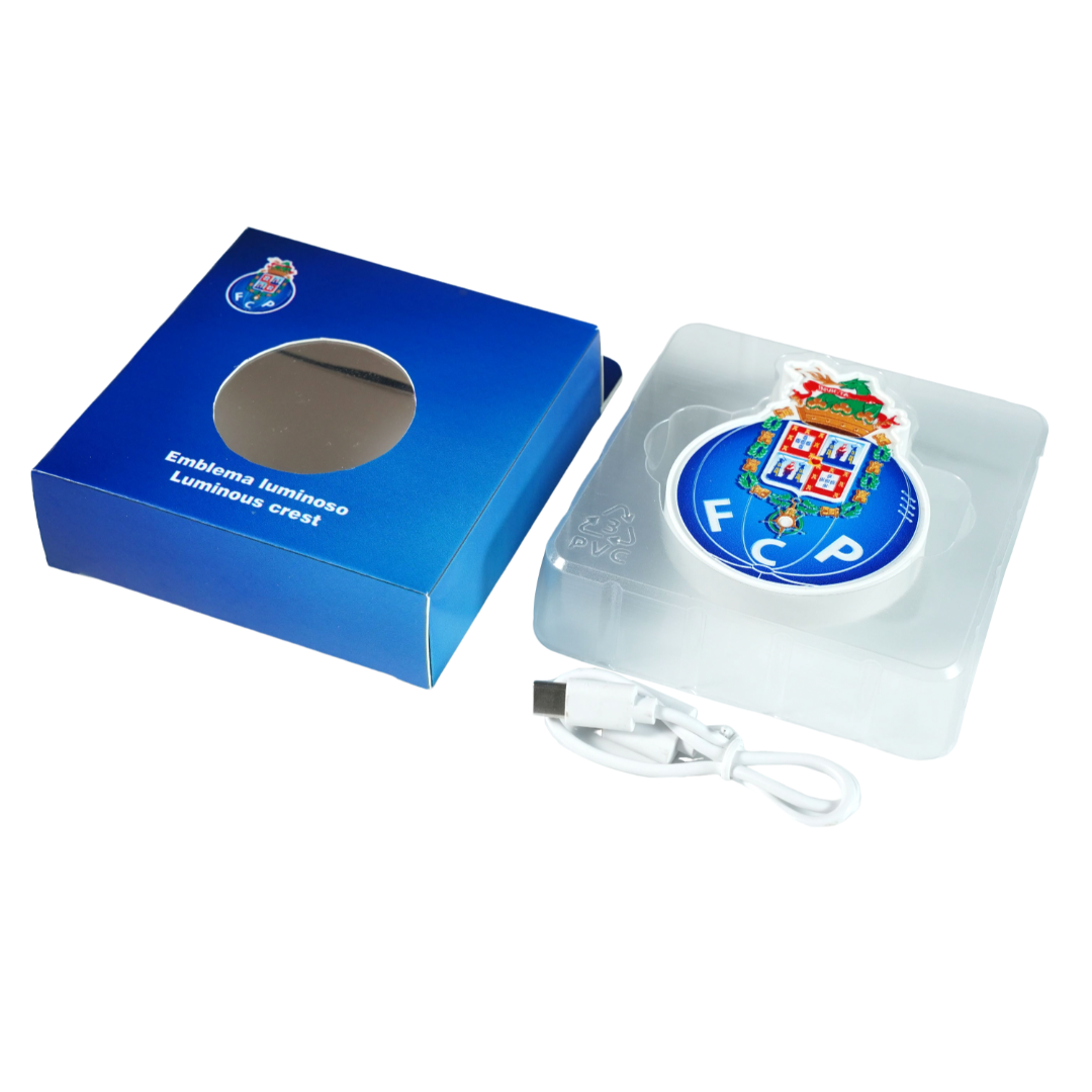 Conteúdo da caixa do emblema oficial iluminado do FC Porto com cabo USB-C incluído