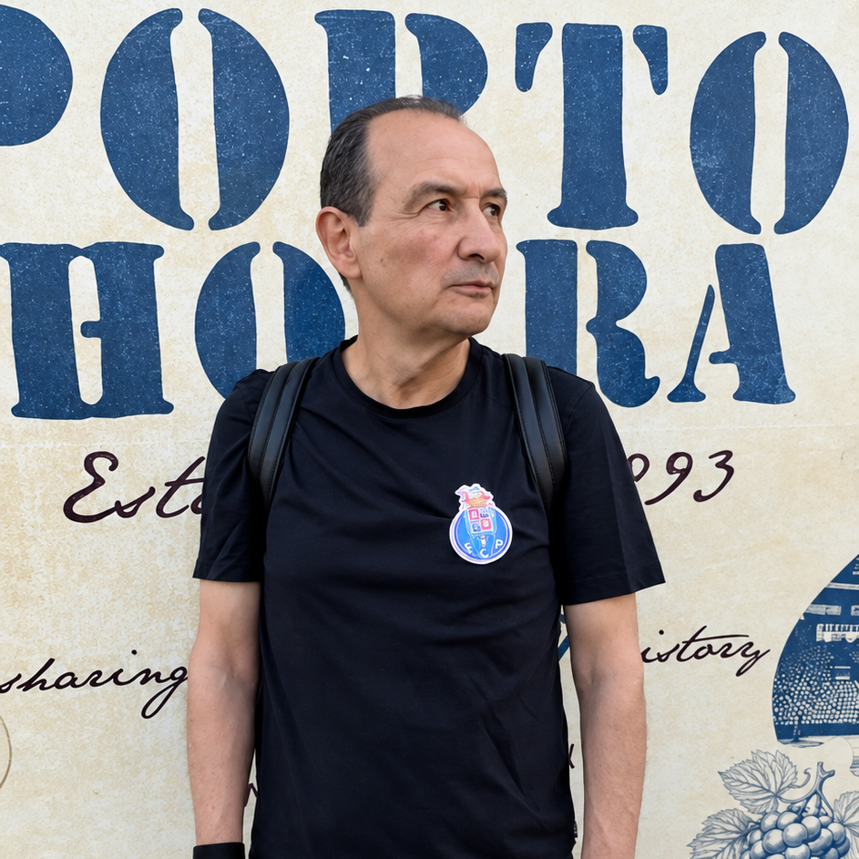 Pessoa a usar o emblema oficial iluminado do Sporting CP numa mochila, casaco ou camisola
