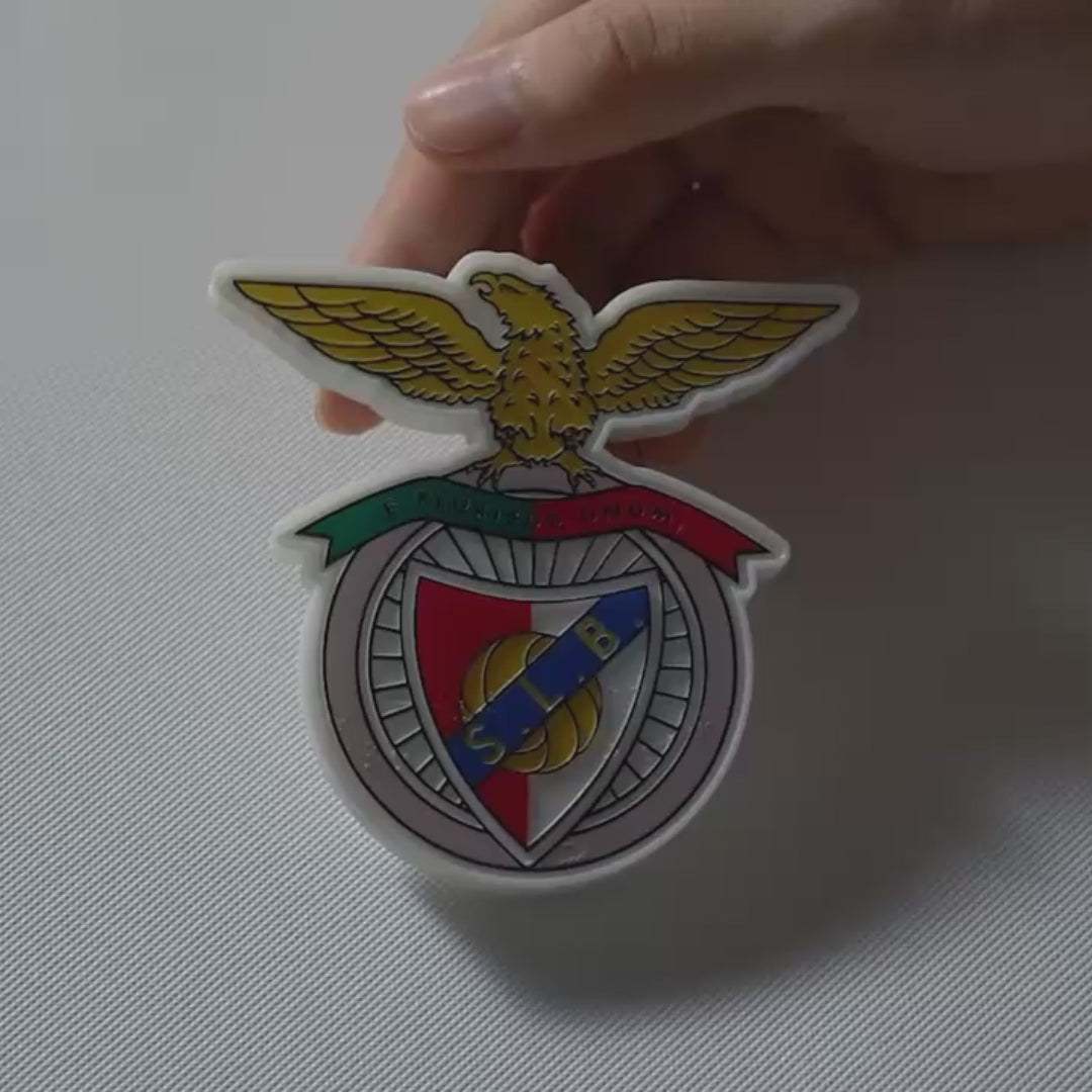 Demonstração do emblema oficial iluminado do SL Benfica com 3 modos de iluminação e sistema de colocação