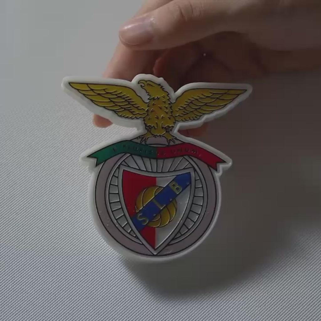 Demonstração do emblema oficial iluminado do SL Benfica com 3 modos de iluminação e sistema de colocação