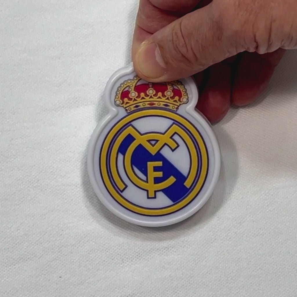 Demostración del escudo oficial iluminado del Real Madrid CF con 3 modos de iluminación y sistema de colocación