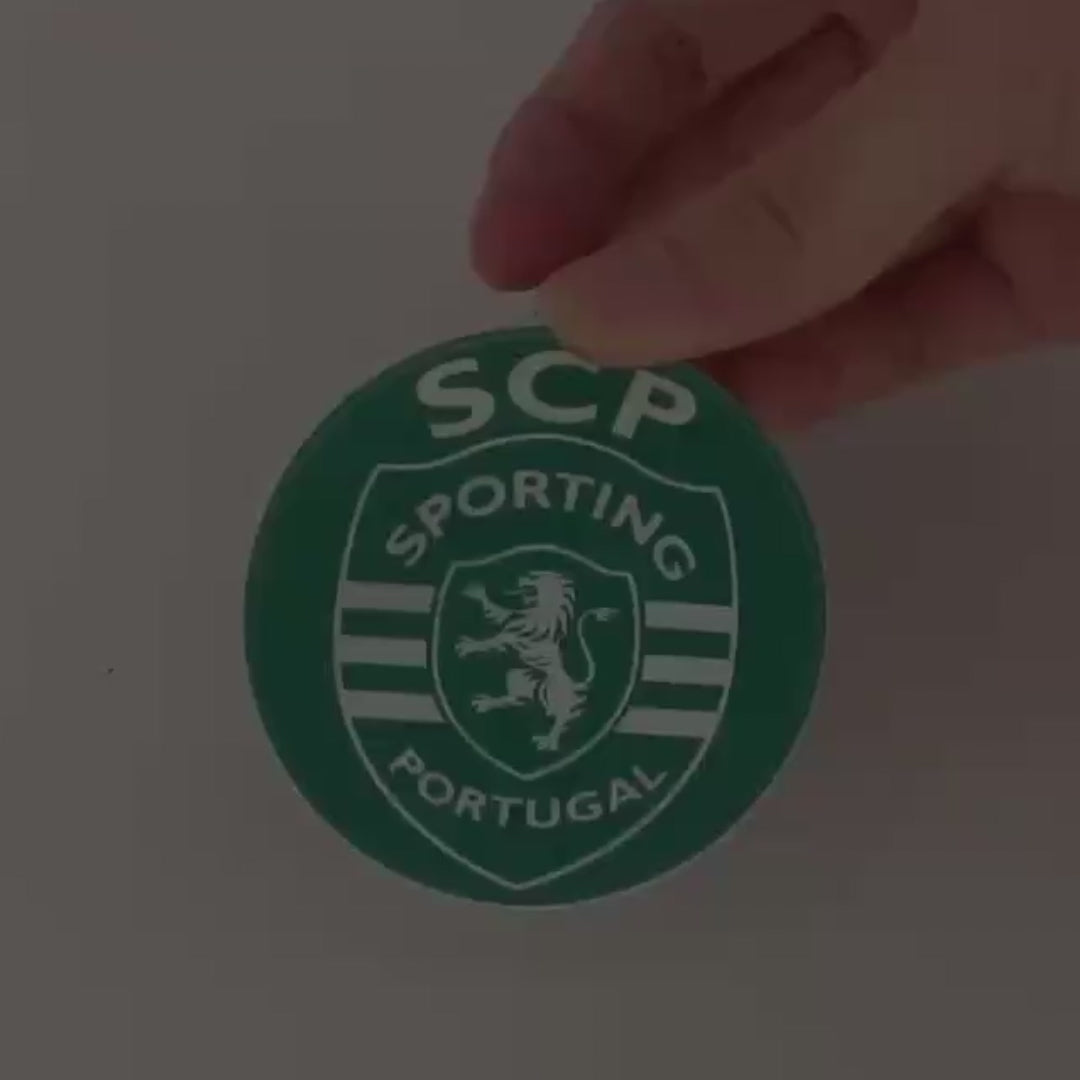 Demonstração do emblema oficial iluminado do Sporting CP com 3 modos de iluminação e sistema de colocação