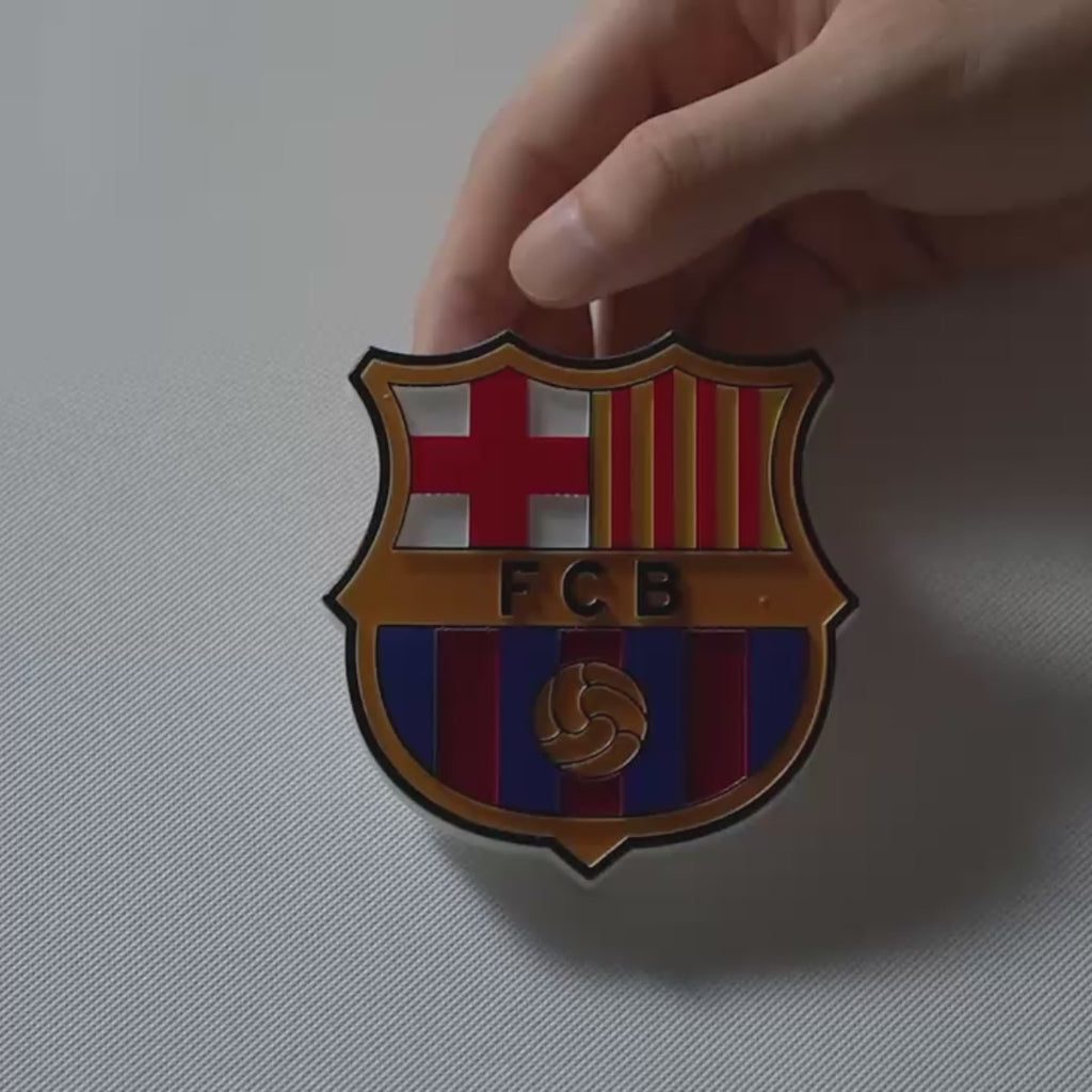 Demostración del escudo oficial iluminado del FC Barcelona con 3 modos de iluminación y sistema de colocación 