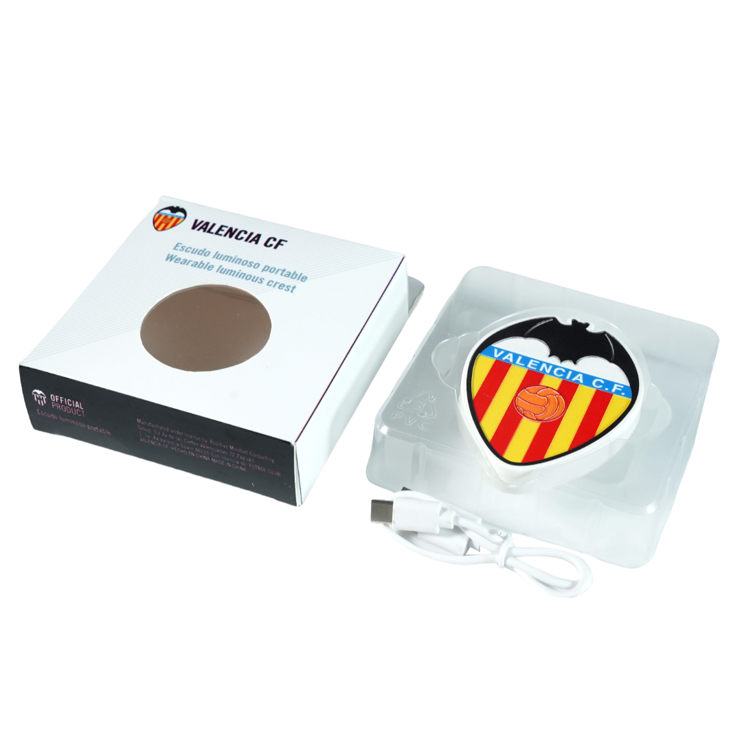 Contenido de la caja del escudo oficial iluminado del Valencia CF con cable USB-C incluido